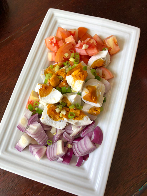 Ensaladang Salted Egg